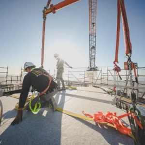 La Sagrada Familia alcanza un nuevo hito con la colocación de la cruz en la Torre de Jesucristo
